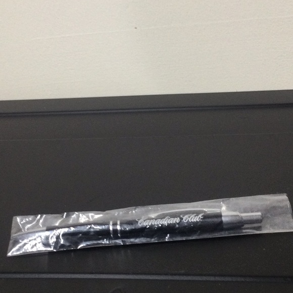 New Canadian club pen - Picture 1 of 4